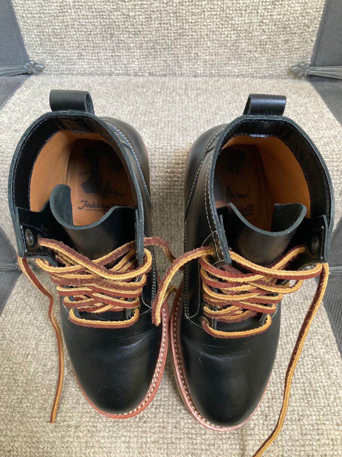 Photo by Siany123 on October 3, 2022 of the Jakkrabbits Logger Boot in Indonesian Rose Black Pull Up.