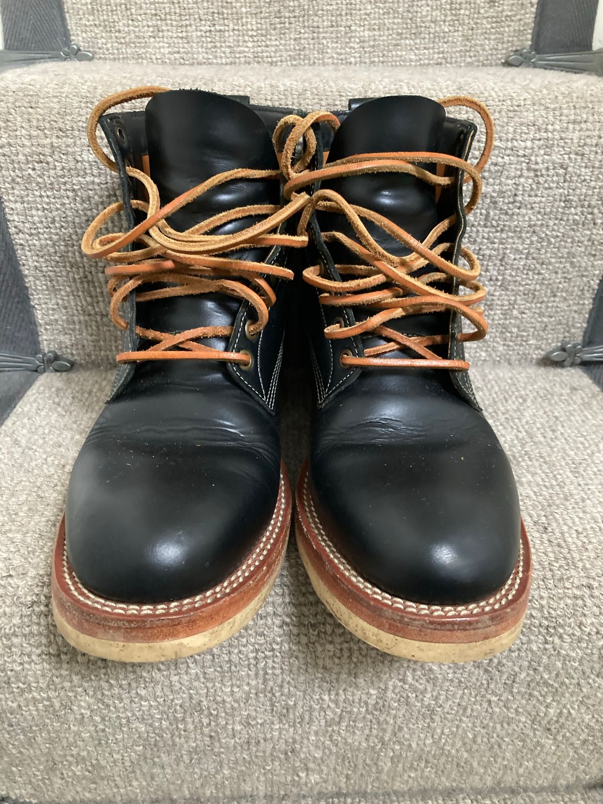Photo by Siany123 on November 2, 2022 of the Jakkrabbits Logger Boot in Indonesian Rose Black Pull Up.