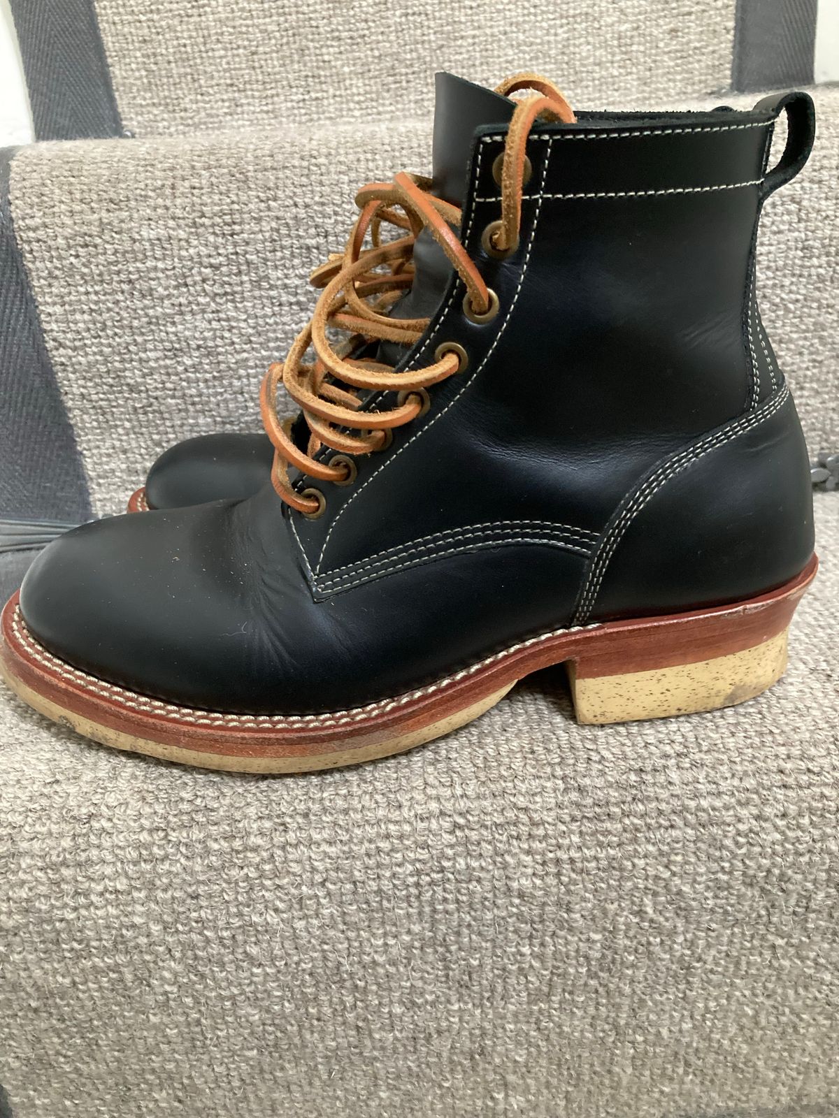 Photo by Siany123 on November 2, 2022 of the Jakkrabbits Logger Boot in Indonesian Rose Black Pull Up.