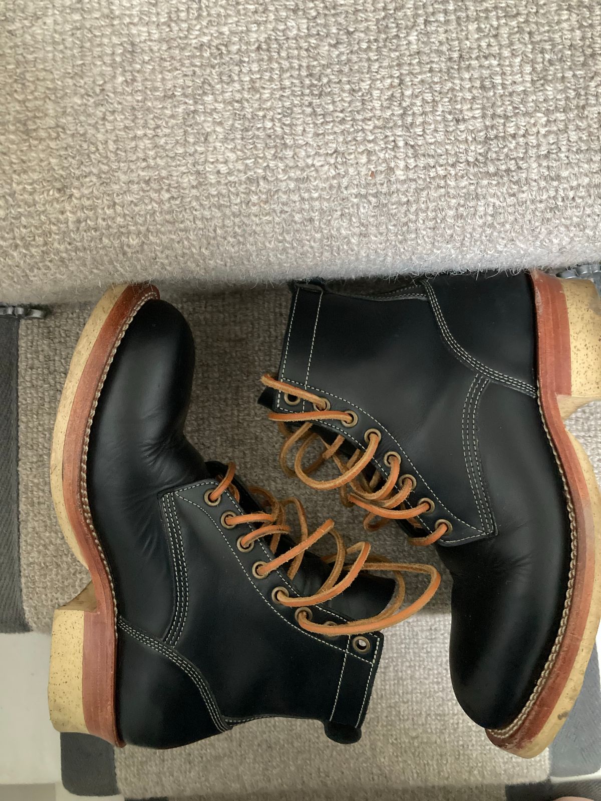 Photo by Siany123 on November 2, 2022 of the Jakkrabbits Logger Boot in Indonesian Rose Black Pull Up.
