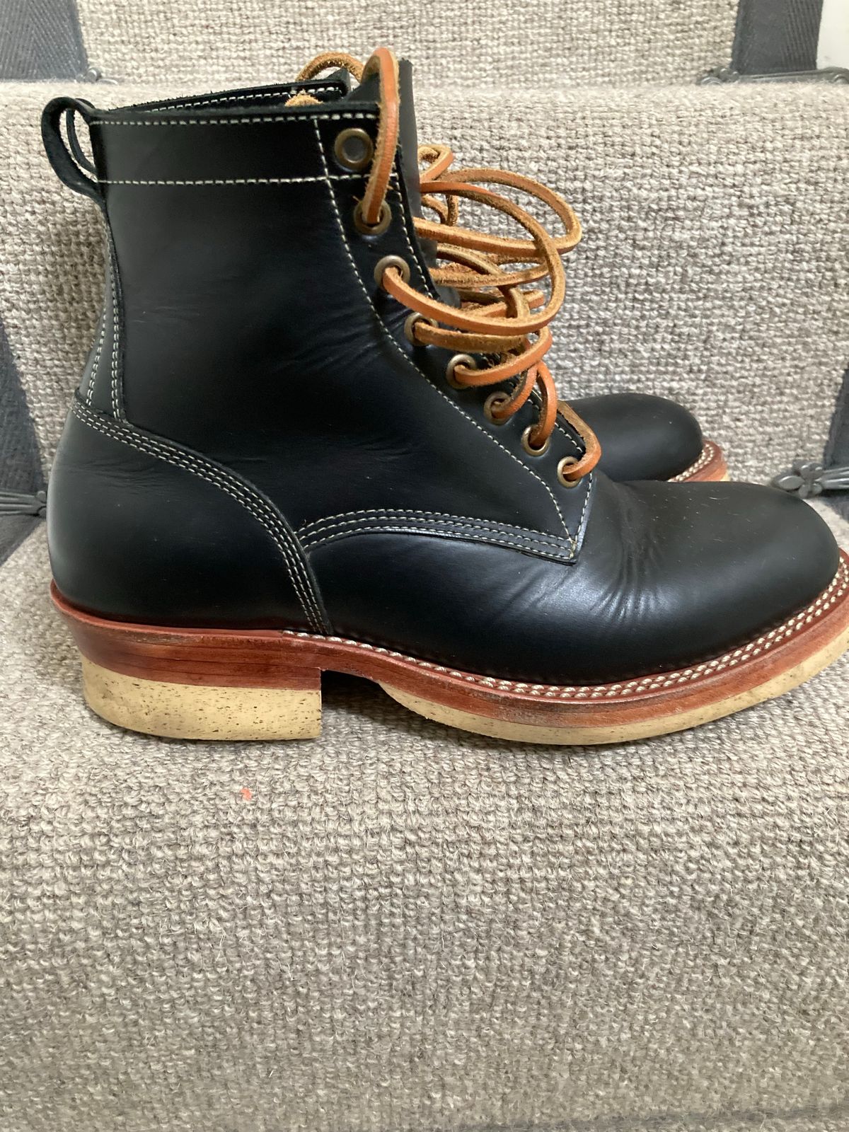 Photo by Siany123 on November 2, 2022 of the Jakkrabbits Logger Boot in Indonesian Rose Black Pull Up.