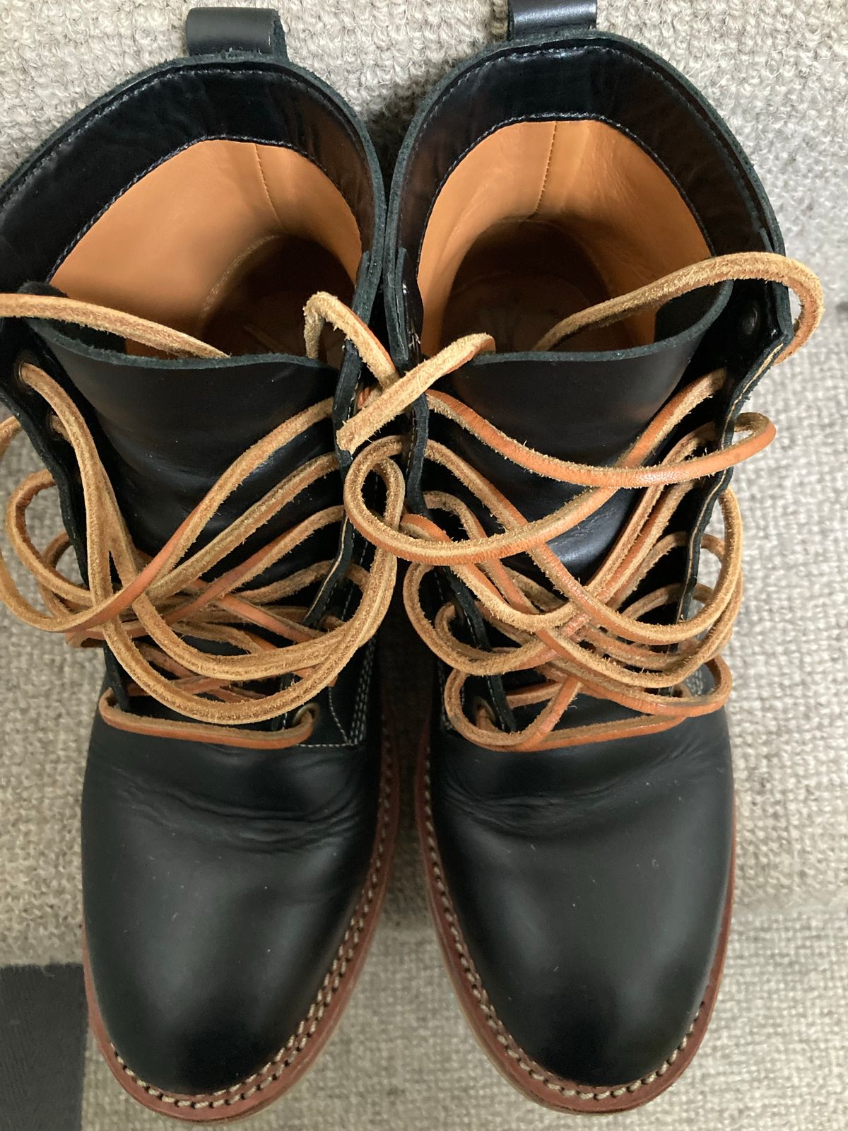 Photo by Siany123 on November 2, 2022 of the Jakkrabbits Logger Boot in Indonesian Rose Black Pull Up.