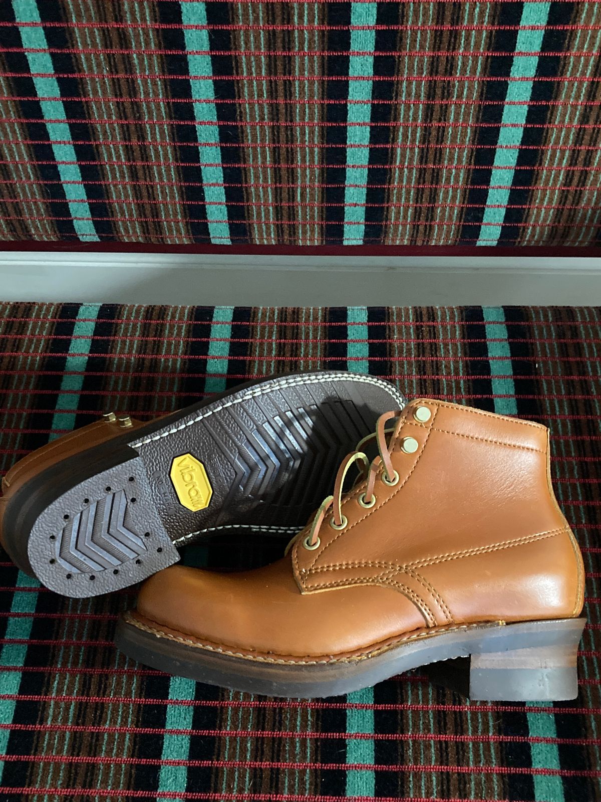 Photo by Siany123 on September 18, 2025 of the Crush On Retro Timber in Mid Brown Cowhide.