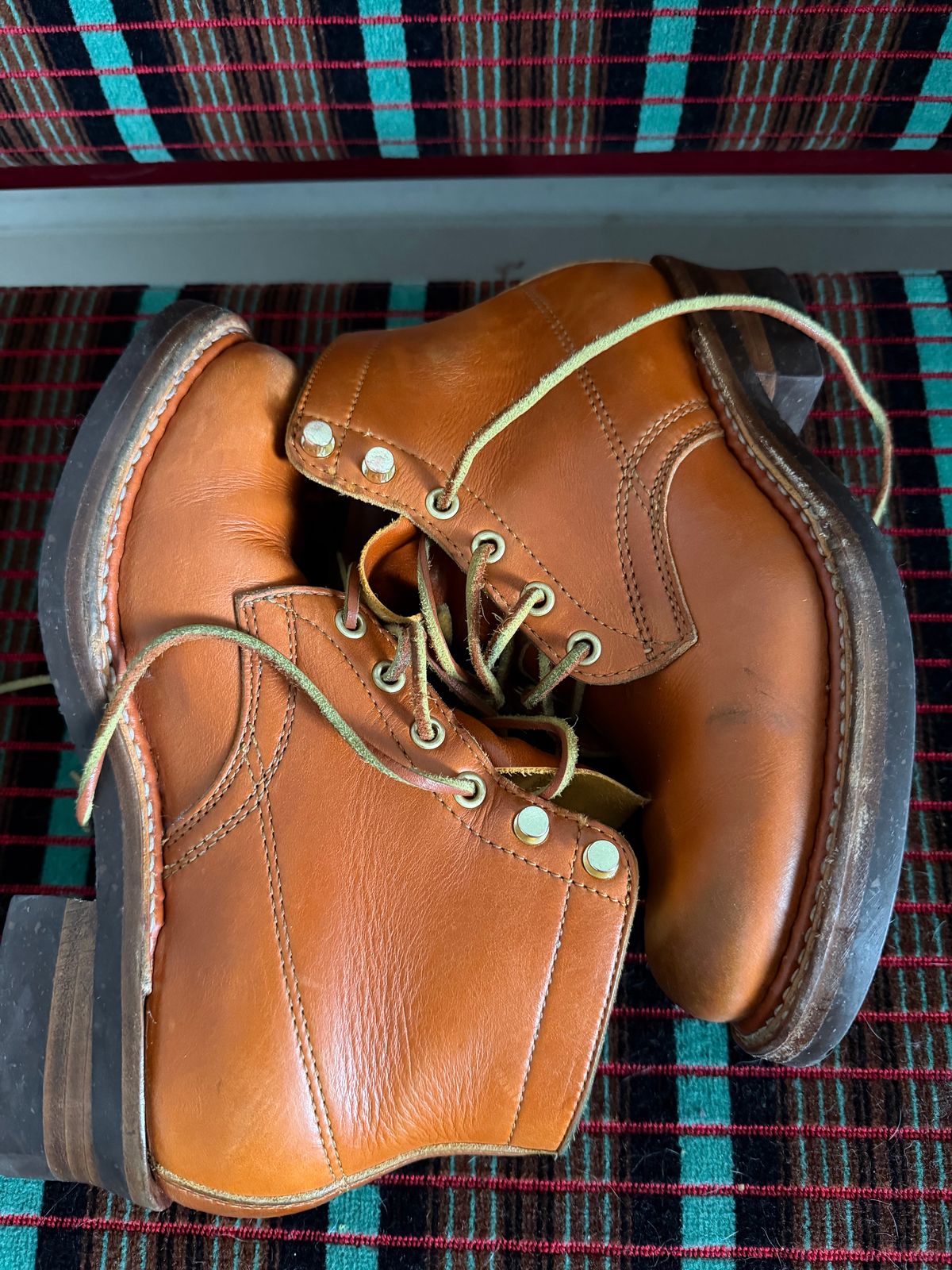 Photo by Siany123 on February 1, 2026 of the Crush On Retro Timber in Mid Brown Cowhide.