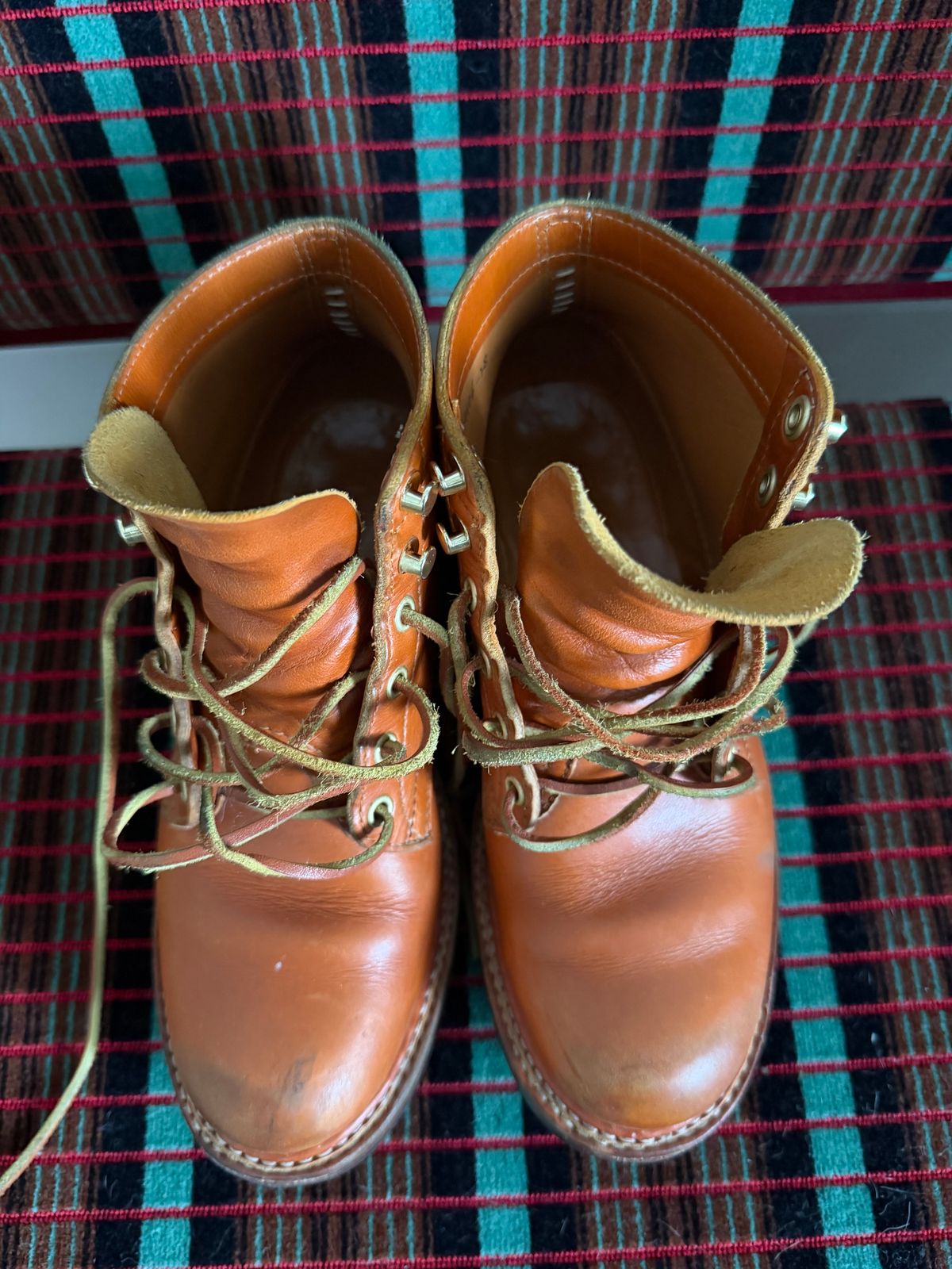 Photo by Siany123 on February 1, 2026 of the Crush On Retro Timber in Mid Brown Cowhide.