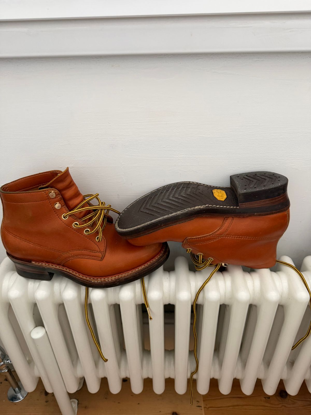 Photo by Siany123 on April 2, 2026 of the Crush On Retro Timber in Mid Brown Cowhide.