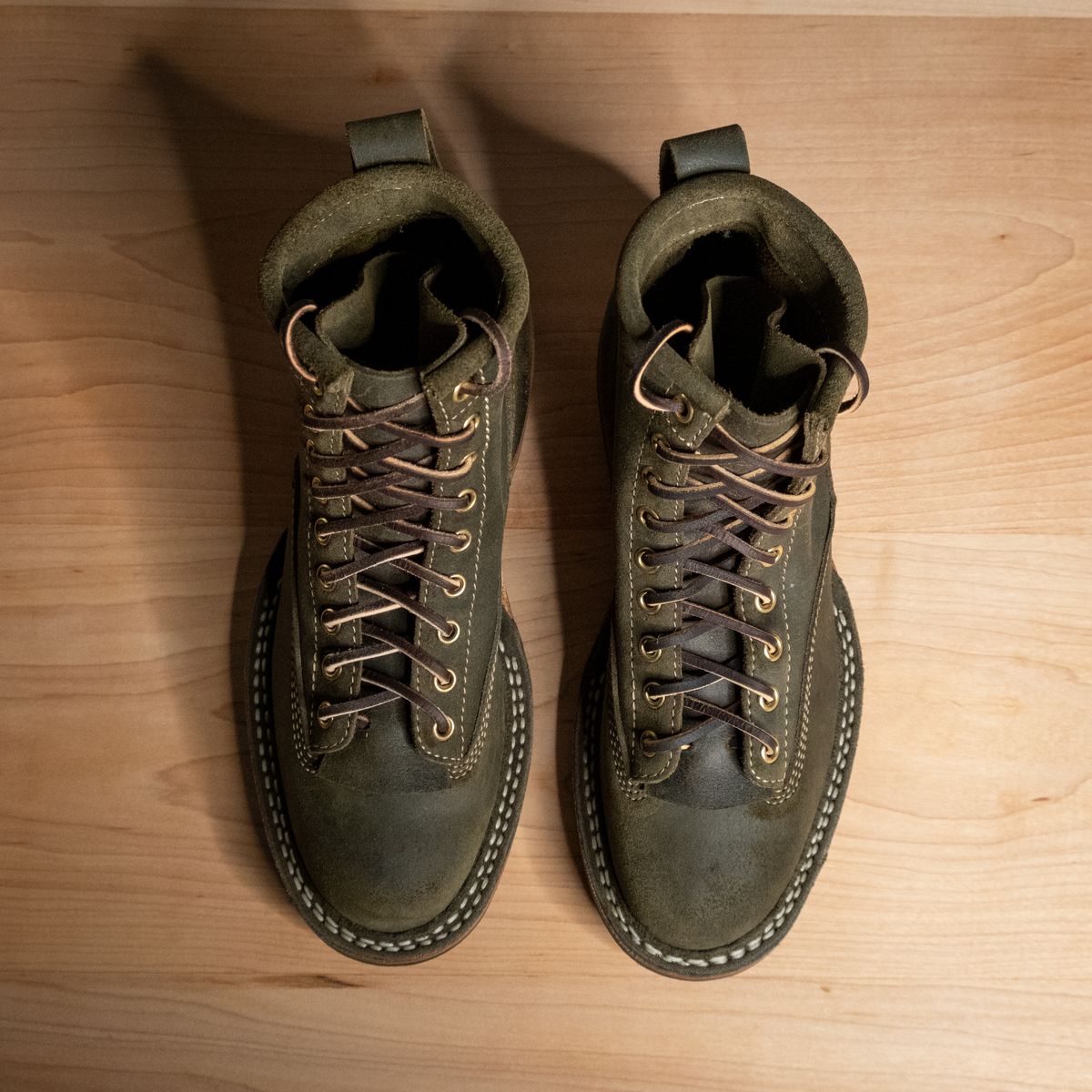 Photo by sawdustandstitch on October 2, 2024 of the White's 350 Cutter in C.F. Stead Leaf Green Waxy Commander Suede.