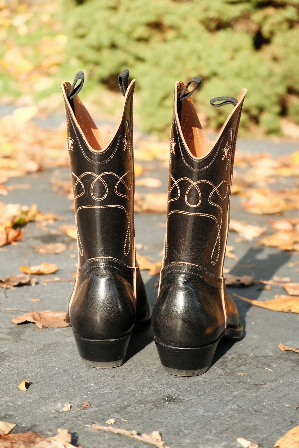 Photo by fr on November 2, 2023 of the Clinch Cowboy Boots in Black-Overdyed Horsebutt.