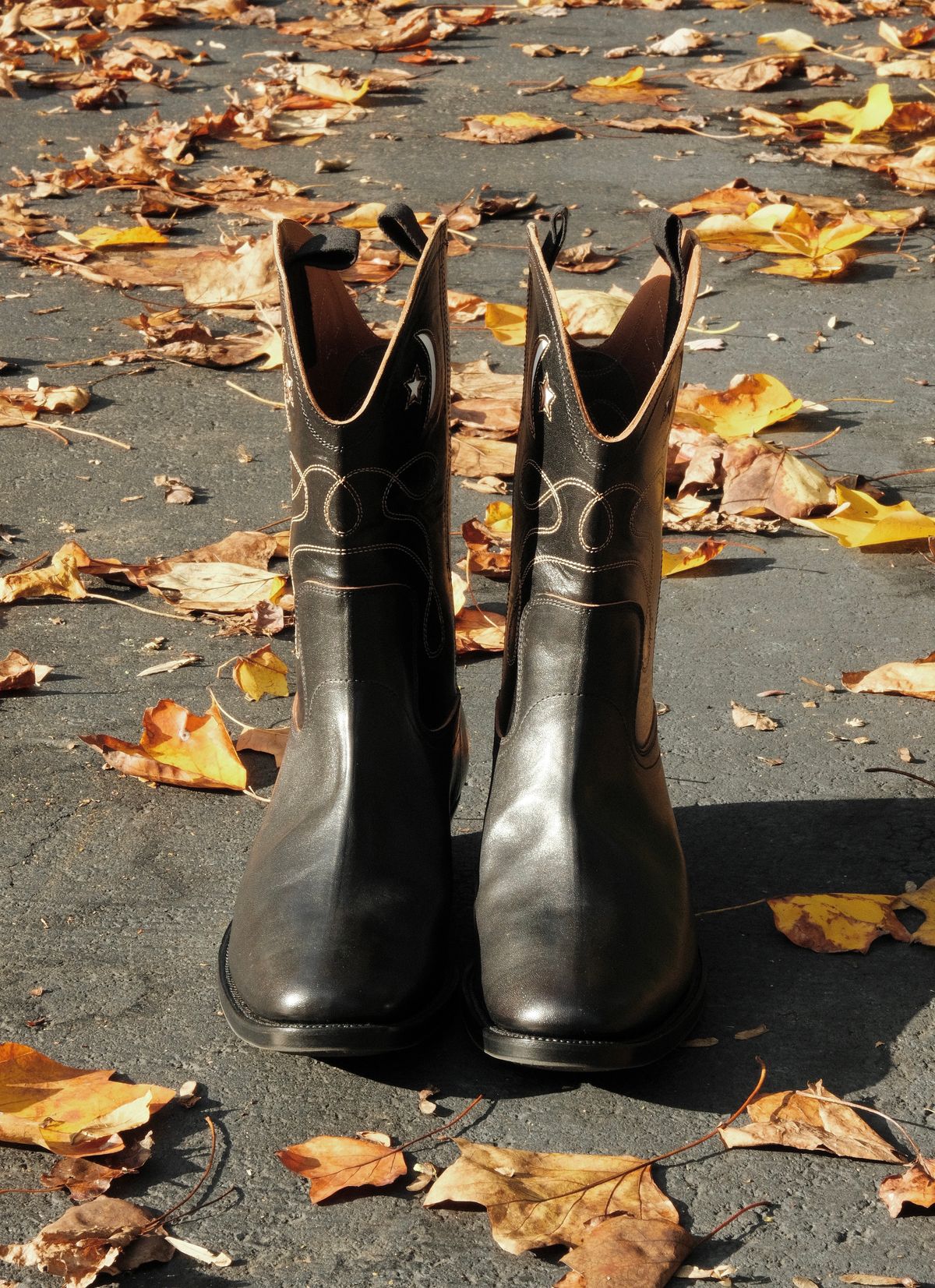 Photo by fr on November 2, 2023 of the Clinch Cowboy Boots in Black-Overdyed Horsebutt.