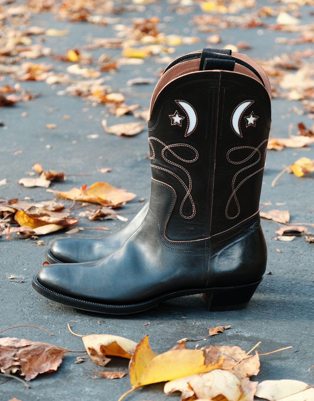 Photo by fr on November 2, 2023 of the Clinch Cowboy Boots in Black-Overdyed Horsebutt.
