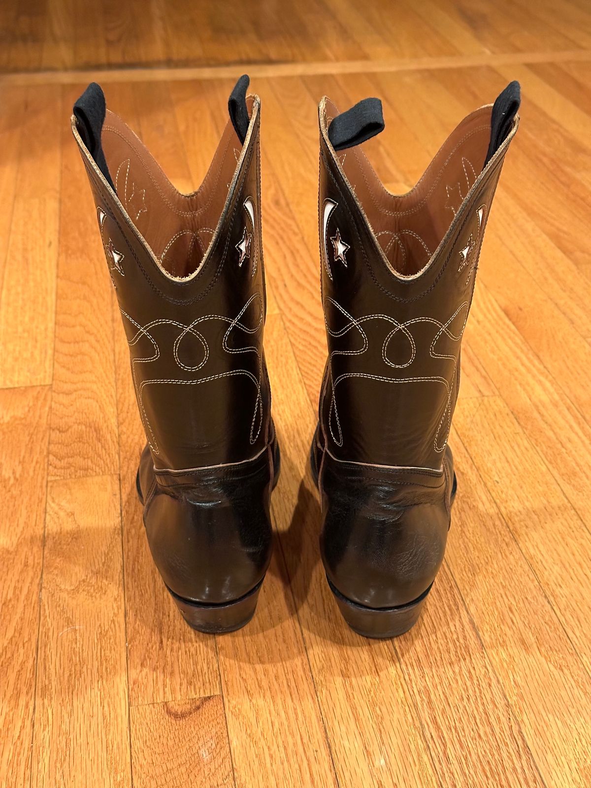 Photo by fr on December 6, 2023 of the Clinch Cowboy Boots in Black-Overdyed Horsebutt.