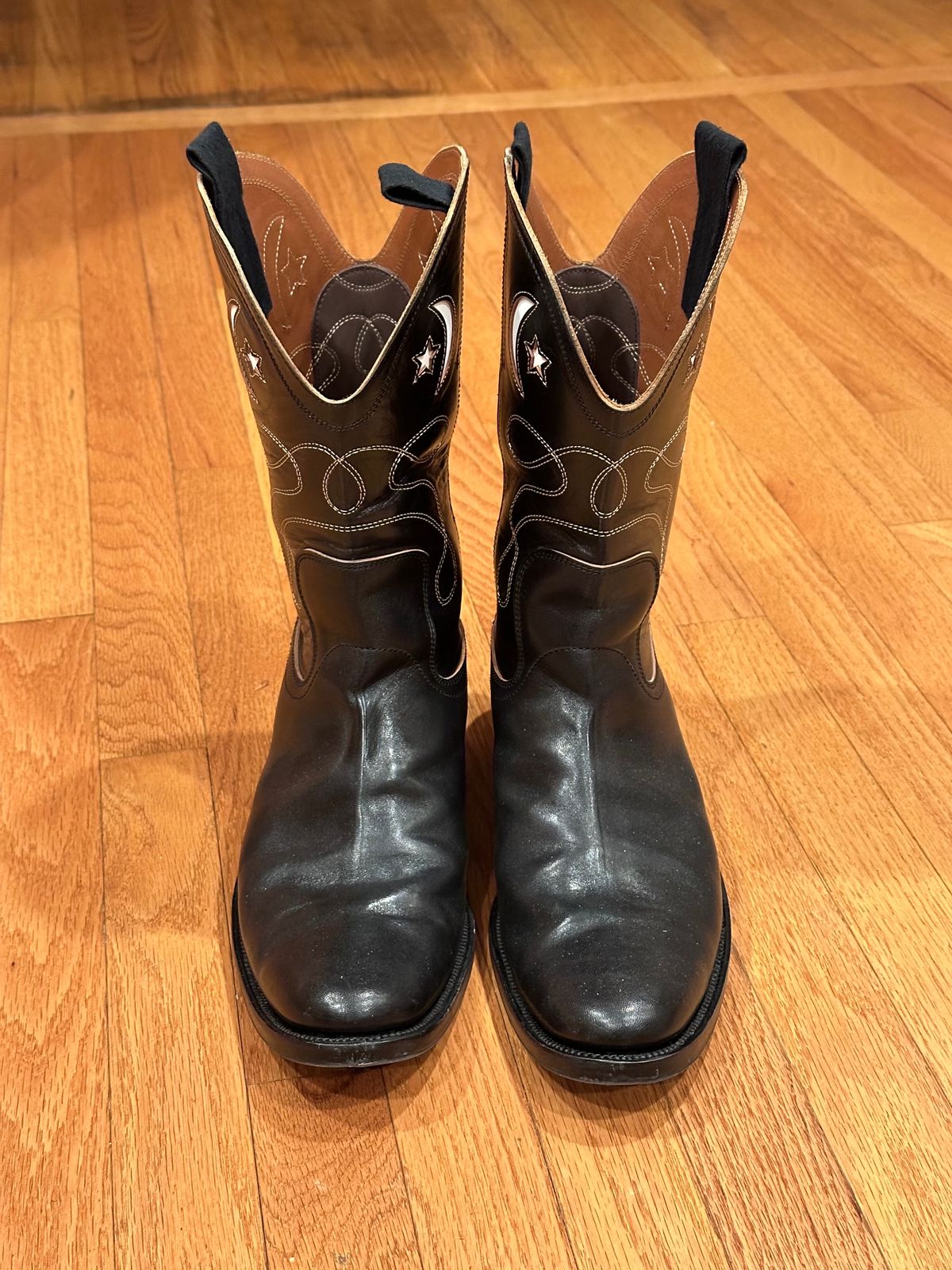 Photo by fr on December 6, 2023 of the Clinch Cowboy Boots in Black-Overdyed Horsebutt.