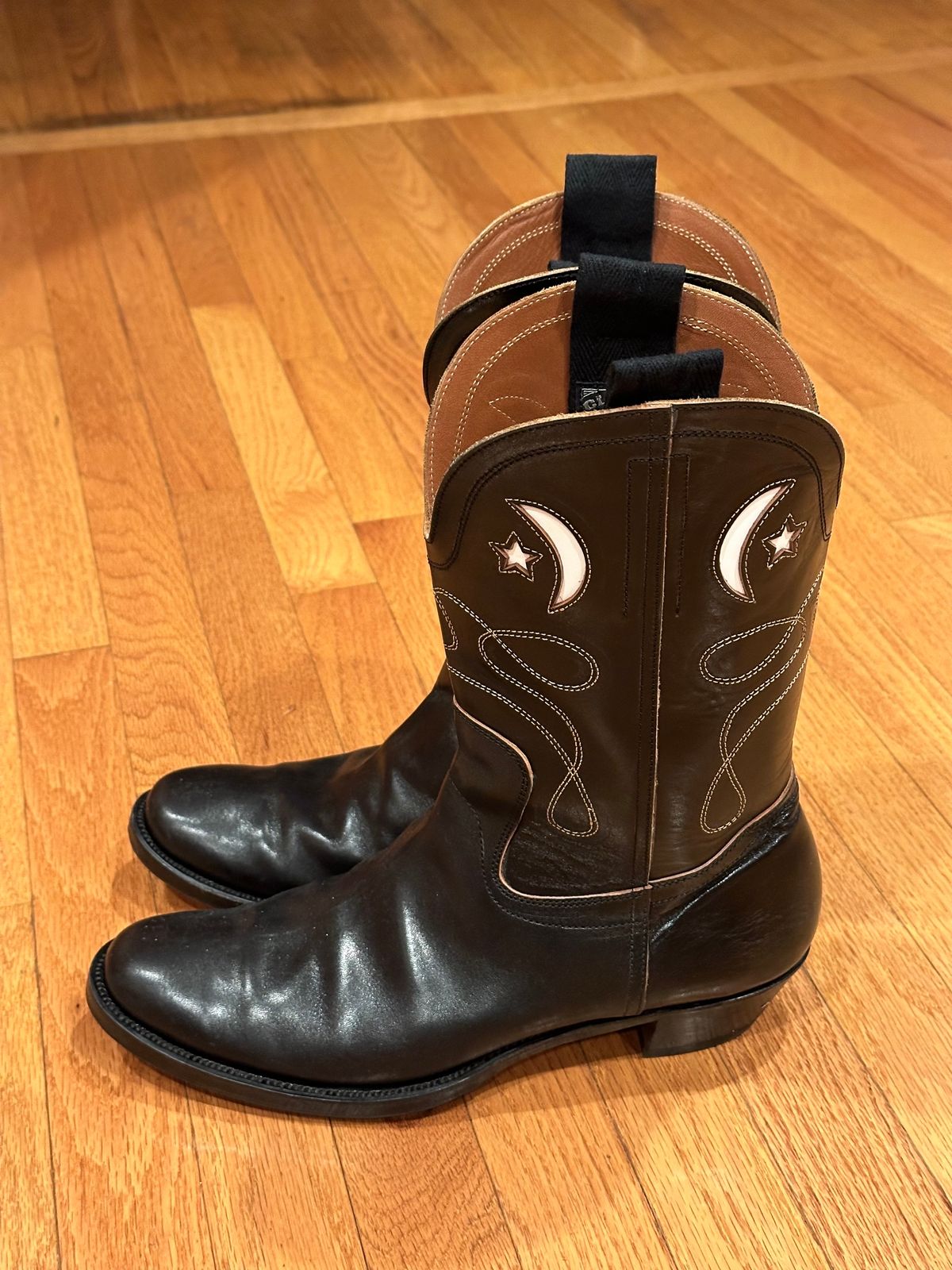 Photo by fr on December 6, 2023 of the Clinch Cowboy Boots in Black-Overdyed Horsebutt.