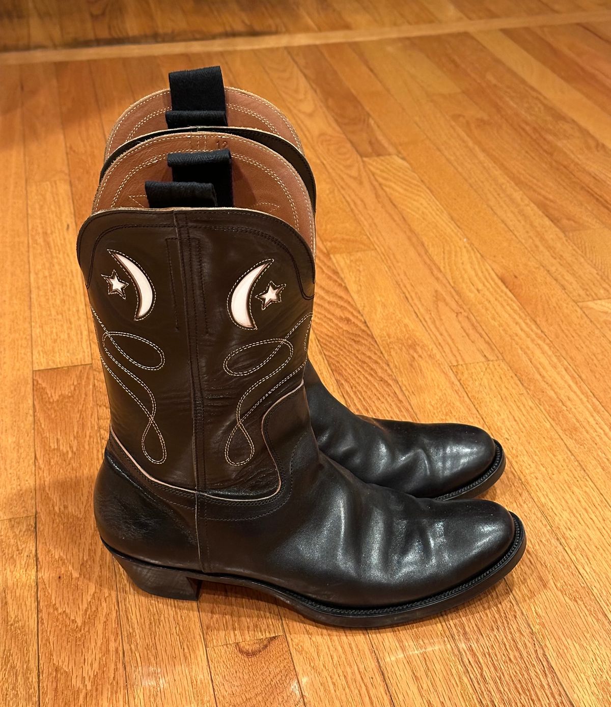 Photo by fr on December 6, 2023 of the Clinch Cowboy Boots in Black-Overdyed Horsebutt.