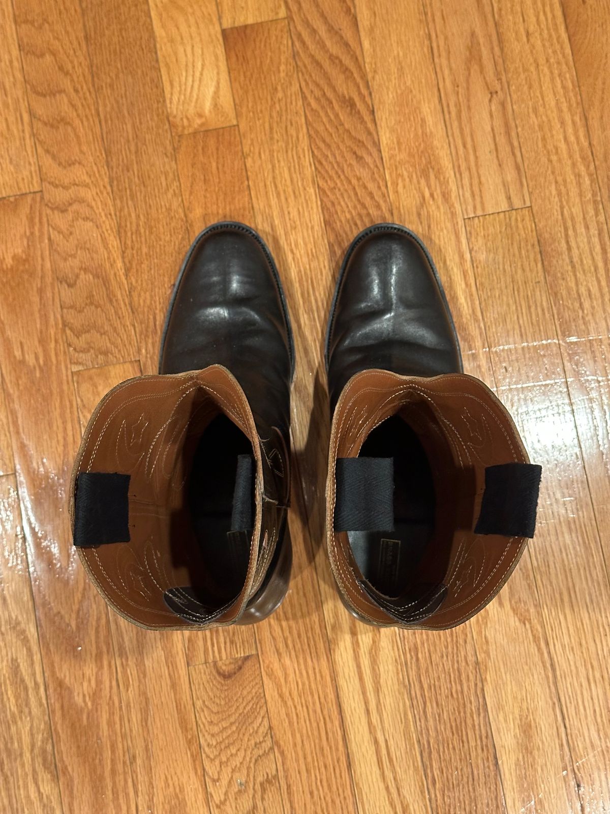 Photo by fr on December 6, 2023 of the Clinch Cowboy Boots in Black-Overdyed Horsebutt.