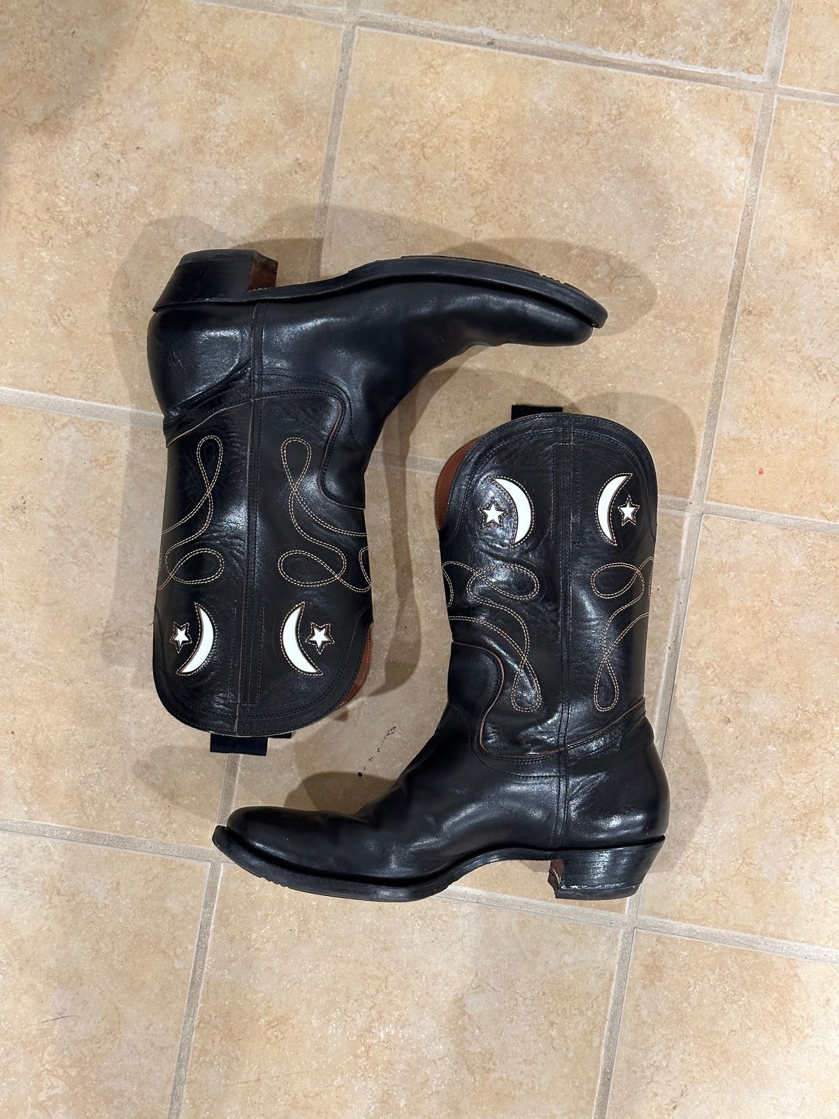 Photo by fr on January 5, 2024 of the Clinch Cowboy Boots in Black-Overdyed Horsebutt.
