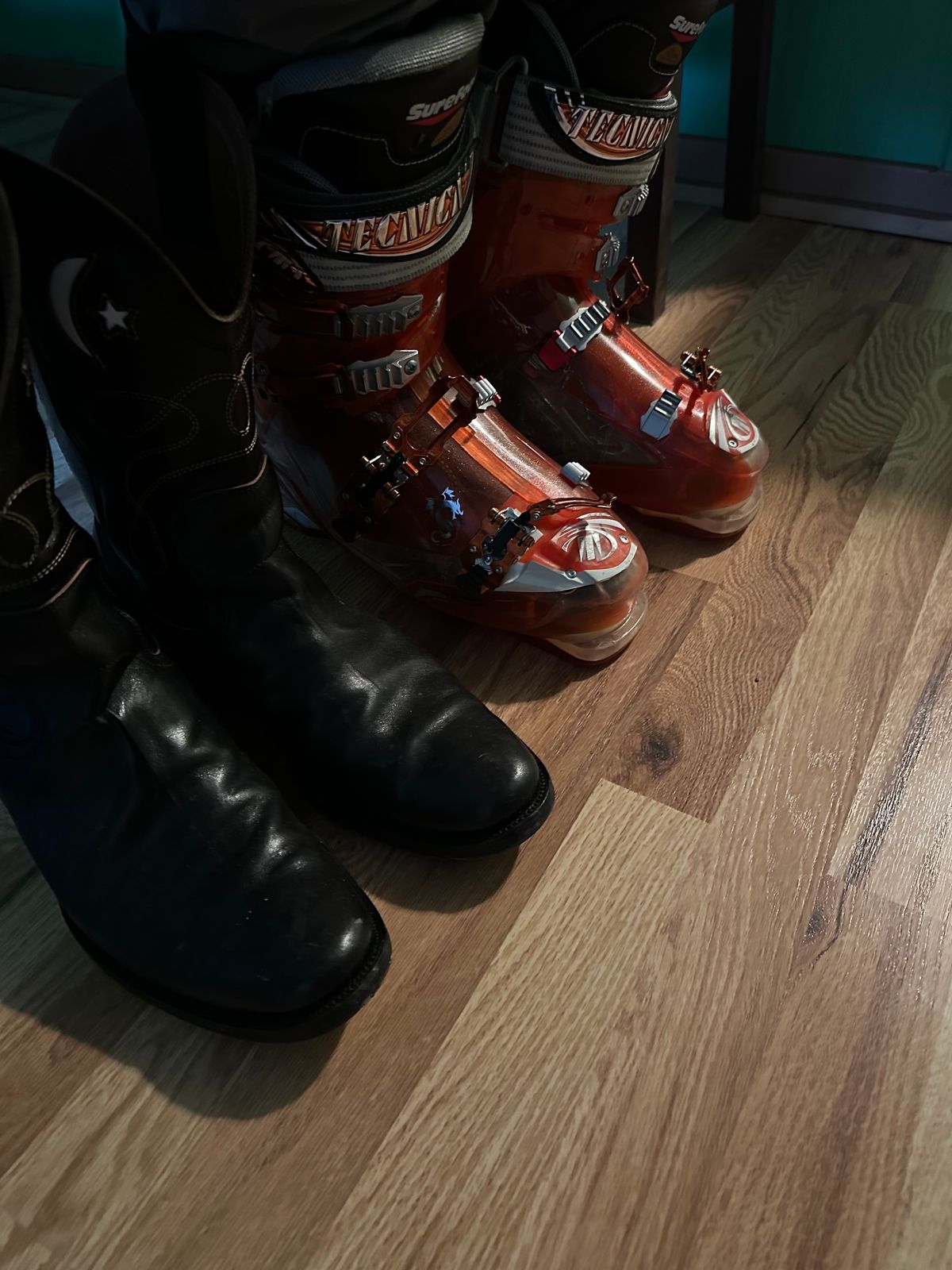 Photo by fr on January 27, 2024 of the Clinch Cowboy Boots in Black-Overdyed Horsebutt.