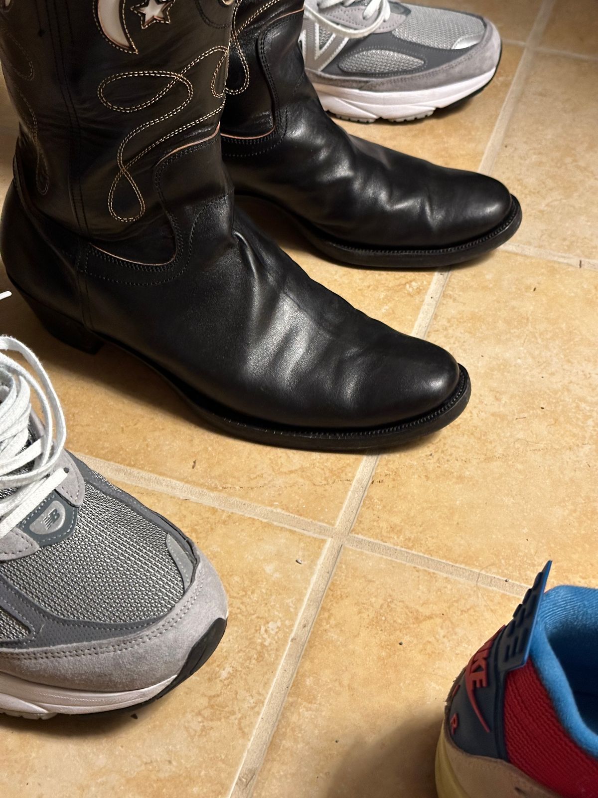 Photo by fr on March 12, 2024 of the Clinch Cowboy Boots in Black-Overdyed Horsebutt.