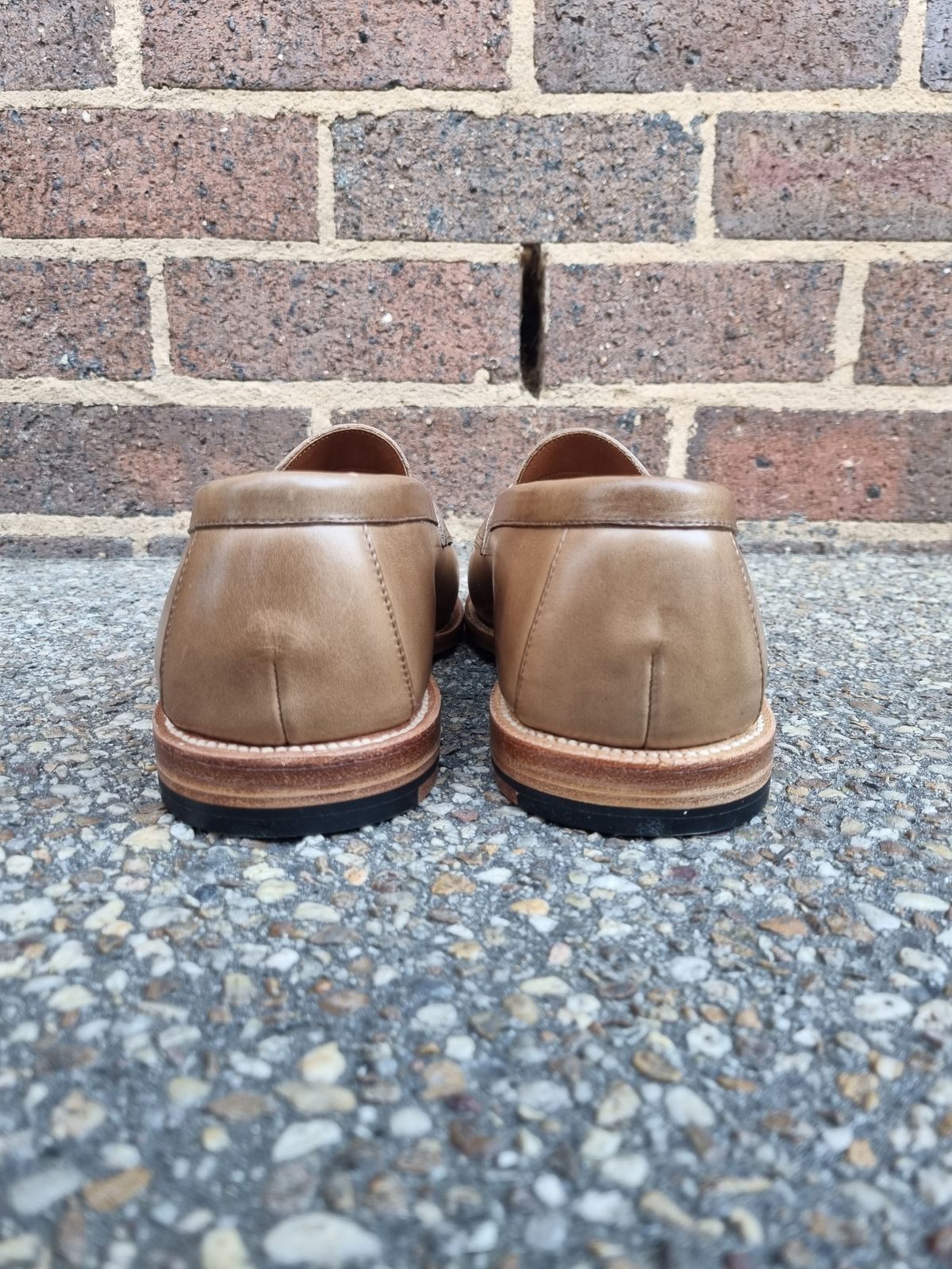 Photo by BoonyBooty on October 1, 2022 of the Grant Stone Traveler Penny in Horween Dune Chromexcel.