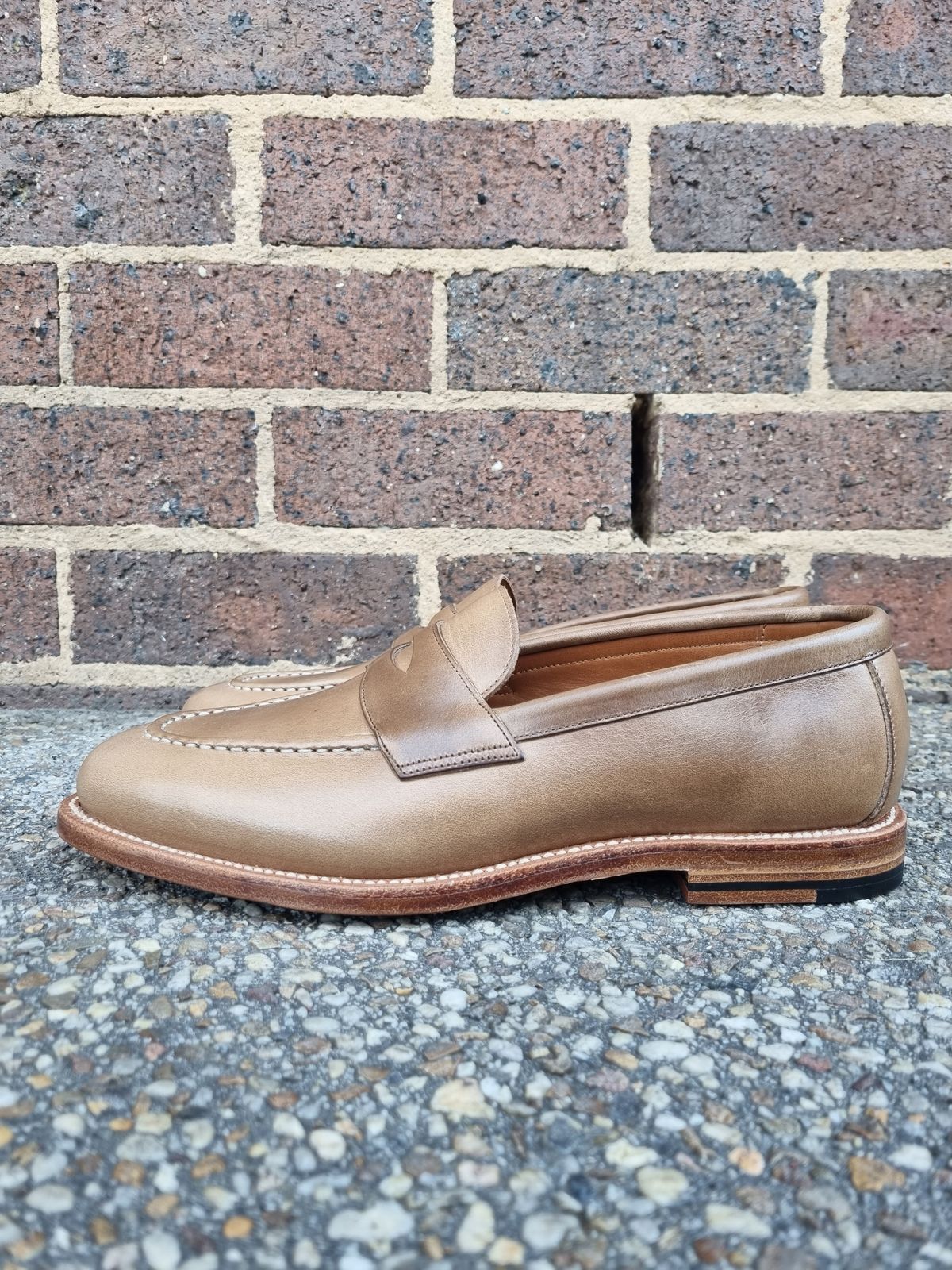 Photo by BoonyBooty on October 1, 2022 of the Grant Stone Traveler Penny in Horween Dune Chromexcel.