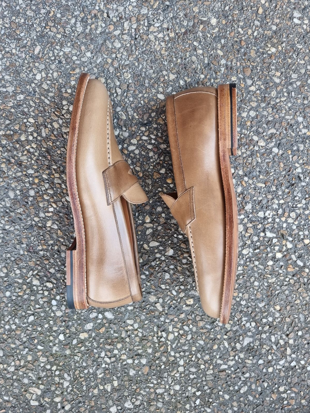 Photo by BoonyBooty on October 1, 2022 of the Grant Stone Traveler Penny in Horween Dune Chromexcel.