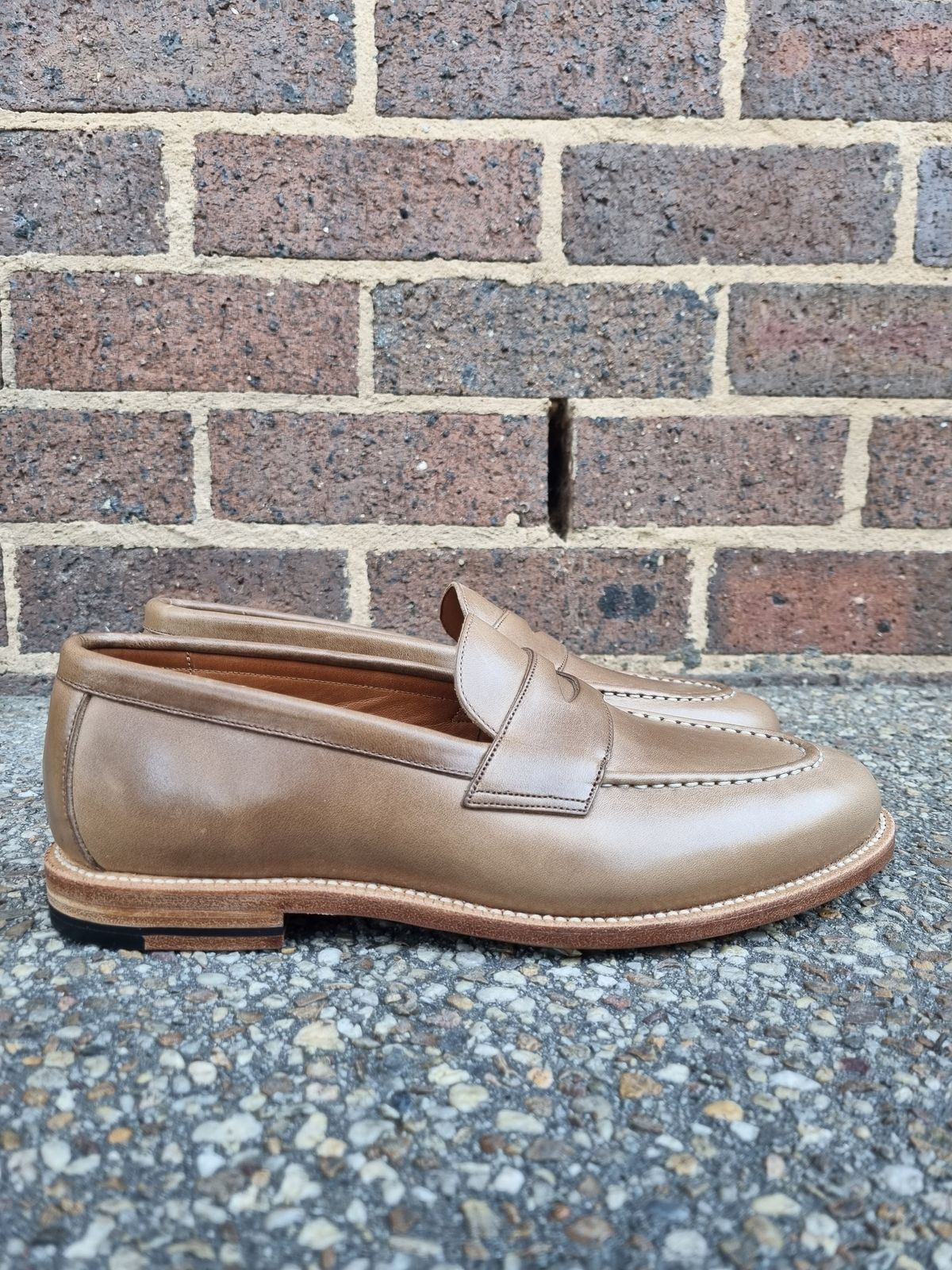 Photo by BoonyBooty on October 1, 2022 of the Grant Stone Traveler Penny in Horween Dune Chromexcel.