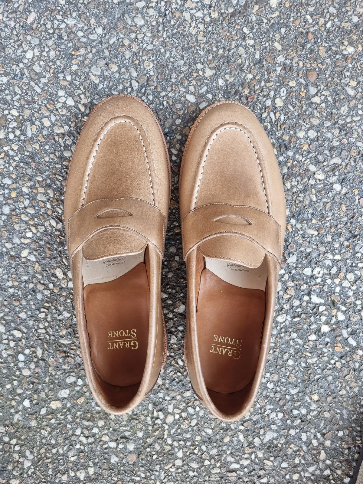 Photo by BoonyBooty on October 1, 2022 of the Grant Stone Traveler Penny in Horween Dune Chromexcel.