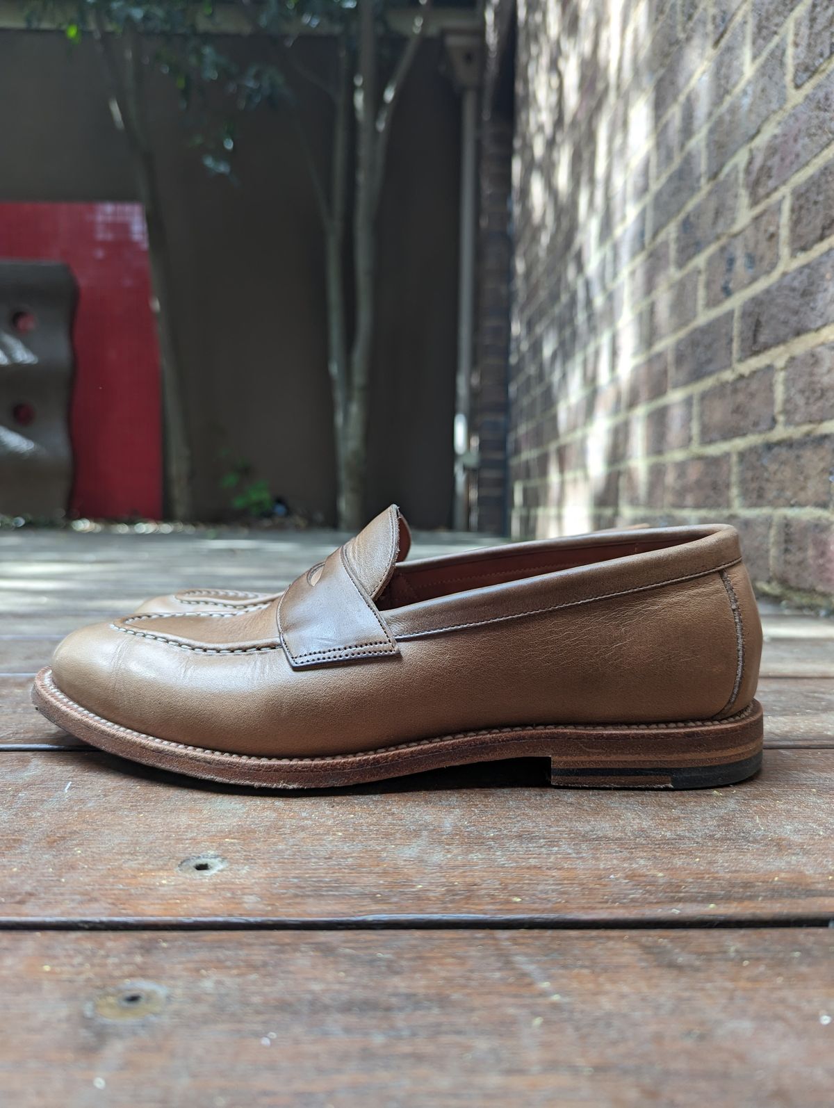 Photo by BoonyBooty on November 5, 2022 of the Grant Stone Traveler Penny in Horween Dune Chromexcel.