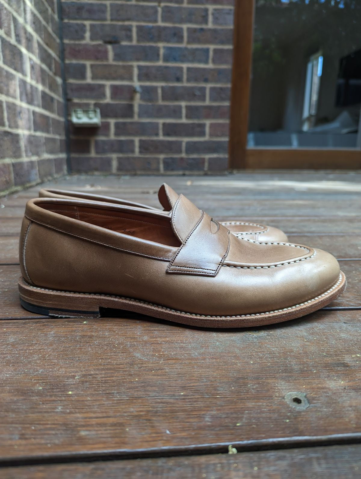 Photo by BoonyBooty on November 5, 2022 of the Grant Stone Traveler Penny in Horween Dune Chromexcel.