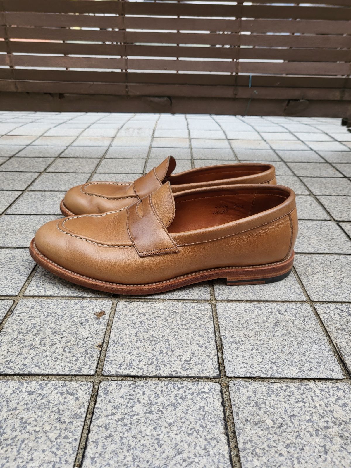 Photo by BoonyBooty on December 3, 2022 of the Grant Stone Traveler Penny in Horween Dune Chromexcel.