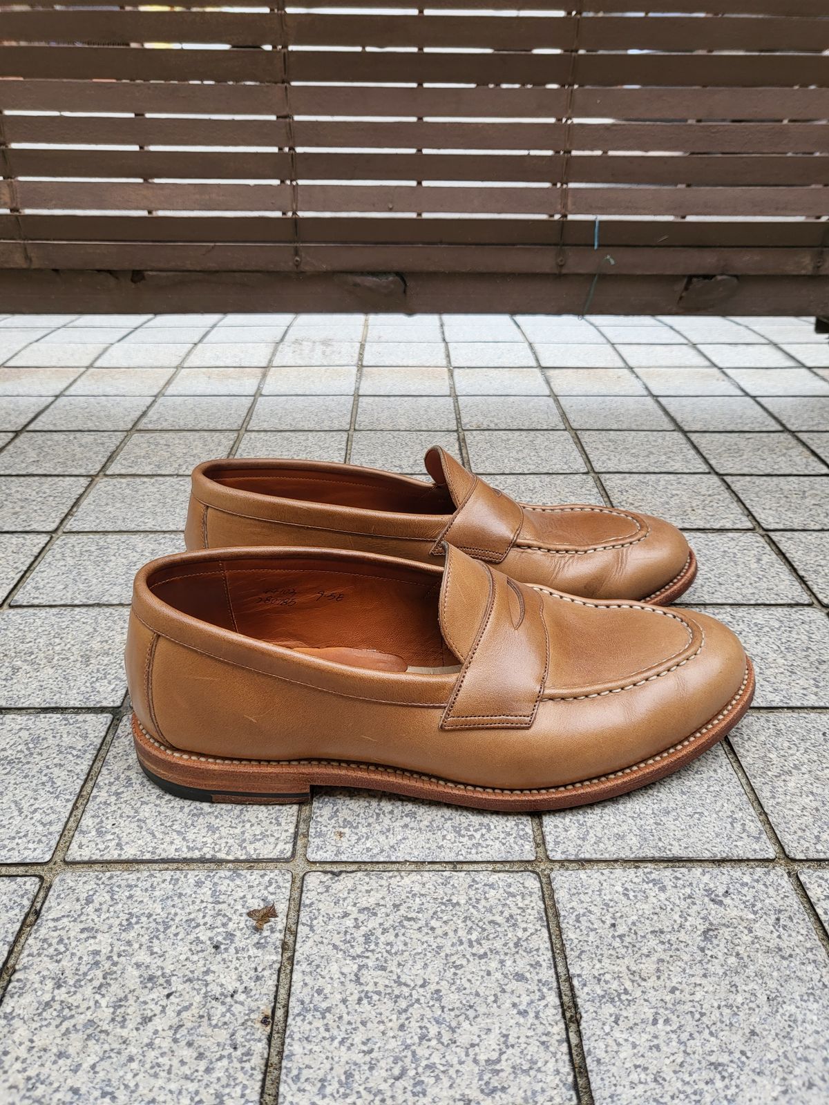 Photo by BoonyBooty on December 3, 2022 of the Grant Stone Traveler Penny in Horween Dune Chromexcel.