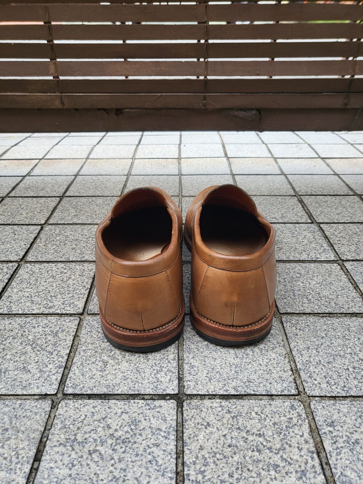 Photo by BoonyBooty on January 5, 2023 of the Grant Stone Traveler Penny in Horween Dune Chromexcel.