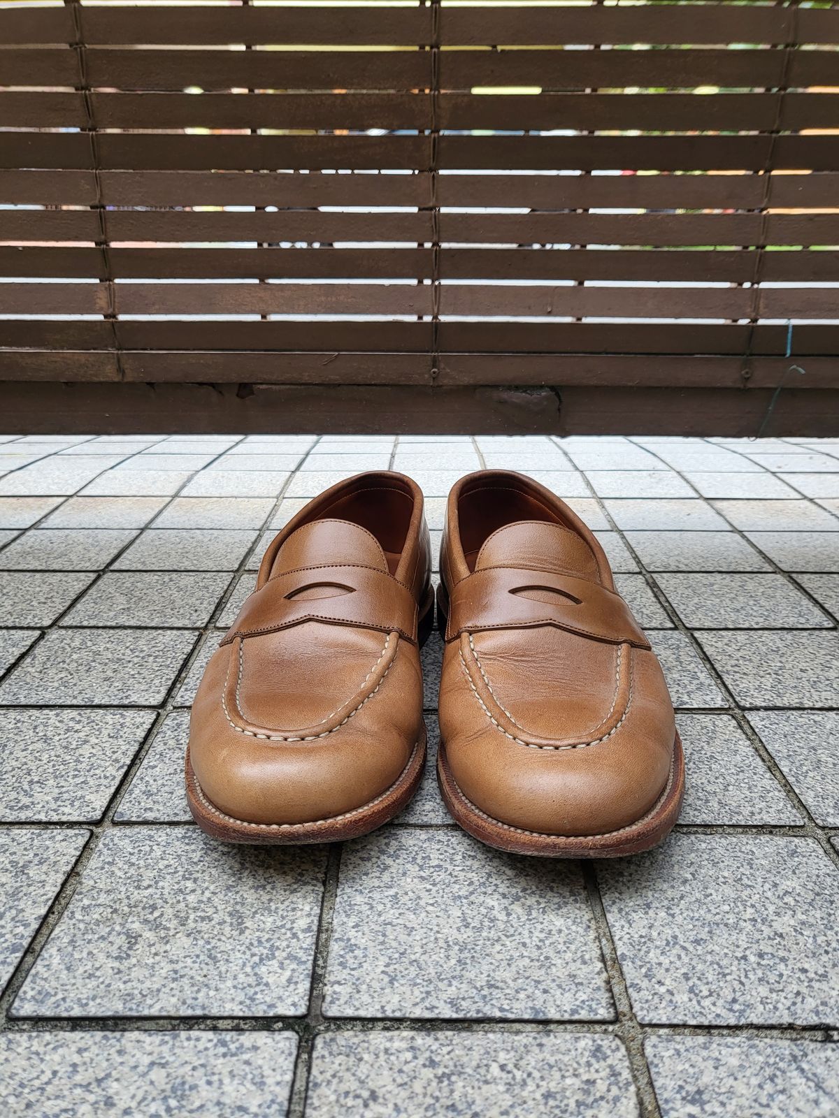 Photo by BoonyBooty on January 5, 2023 of the Grant Stone Traveler Penny in Horween Dune Chromexcel.