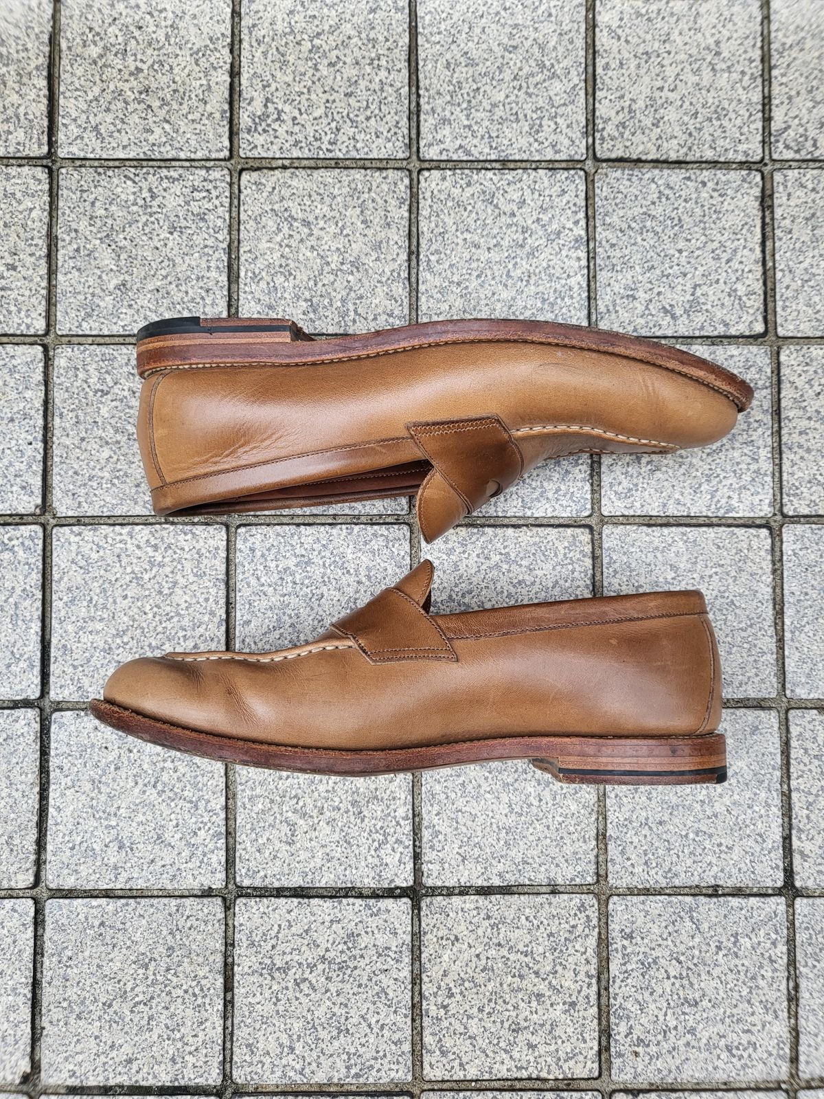 Photo by BoonyBooty on January 5, 2023 of the Grant Stone Traveler Penny in Horween Dune Chromexcel.