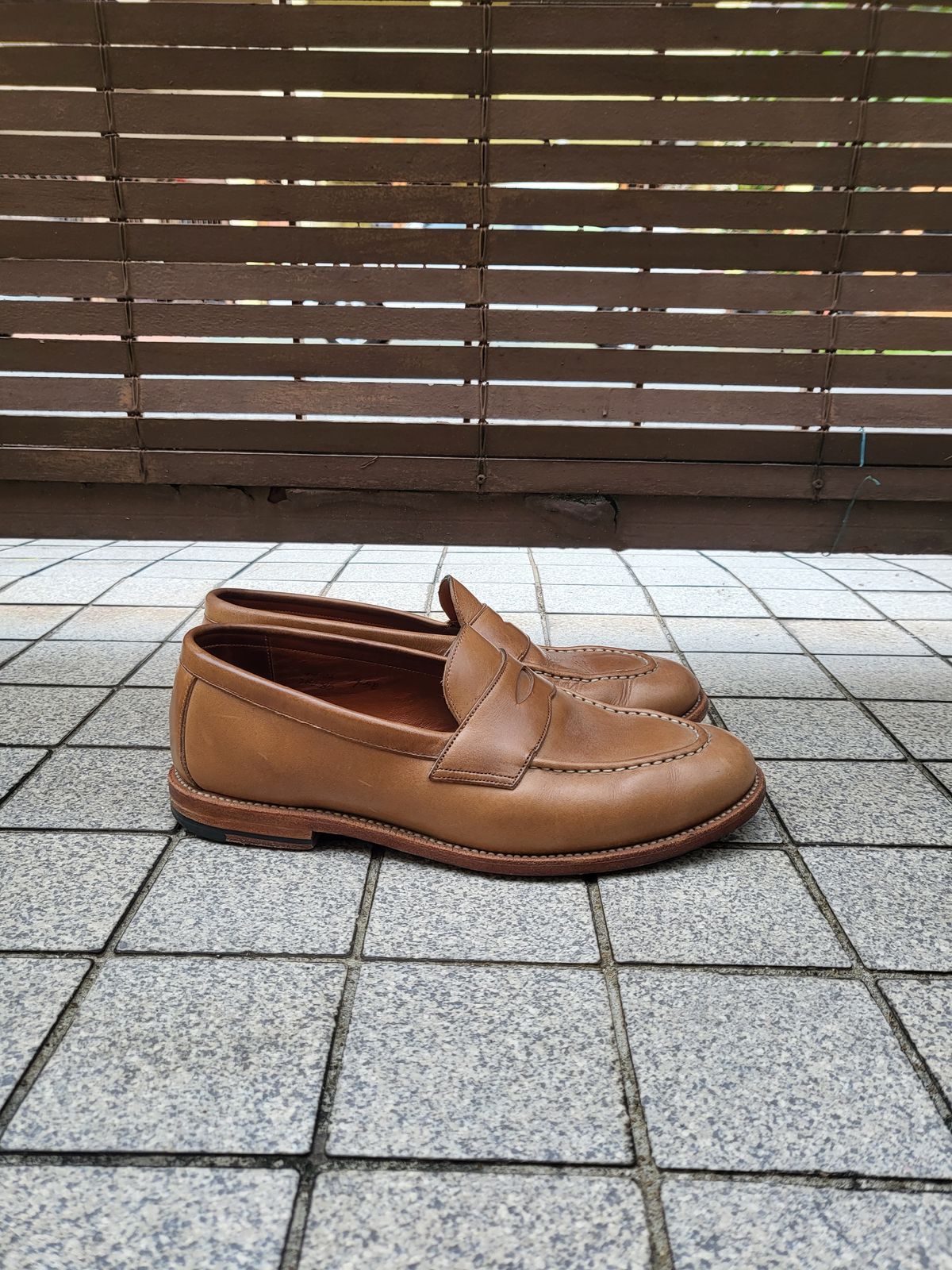 Photo by BoonyBooty on January 5, 2023 of the Grant Stone Traveler Penny in Horween Dune Chromexcel.
