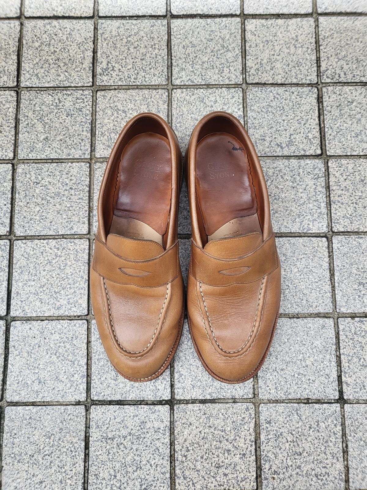 Photo by BoonyBooty on January 5, 2023 of the Grant Stone Traveler Penny in Horween Dune Chromexcel.