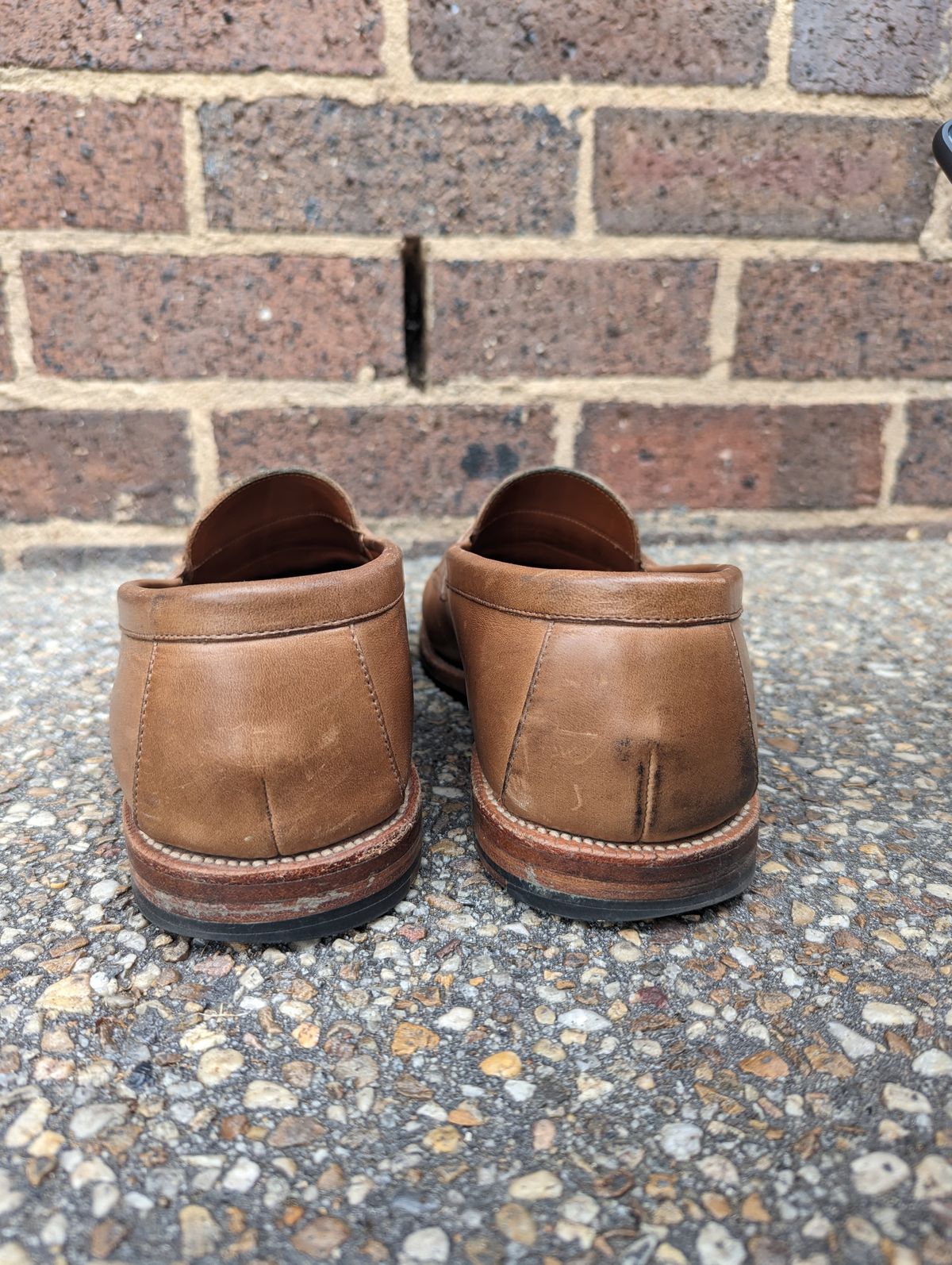 Photo by BoonyBooty on February 5, 2023 of the Grant Stone Traveler Penny in Horween Dune Chromexcel.