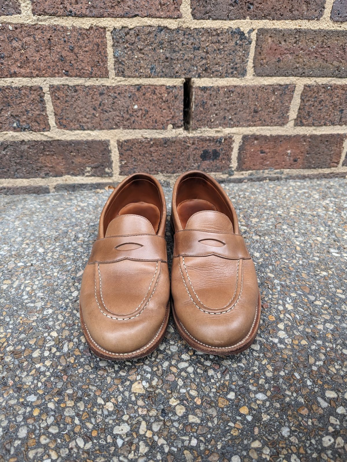 Photo by BoonyBooty on February 5, 2023 of the Grant Stone Traveler Penny in Horween Dune Chromexcel.