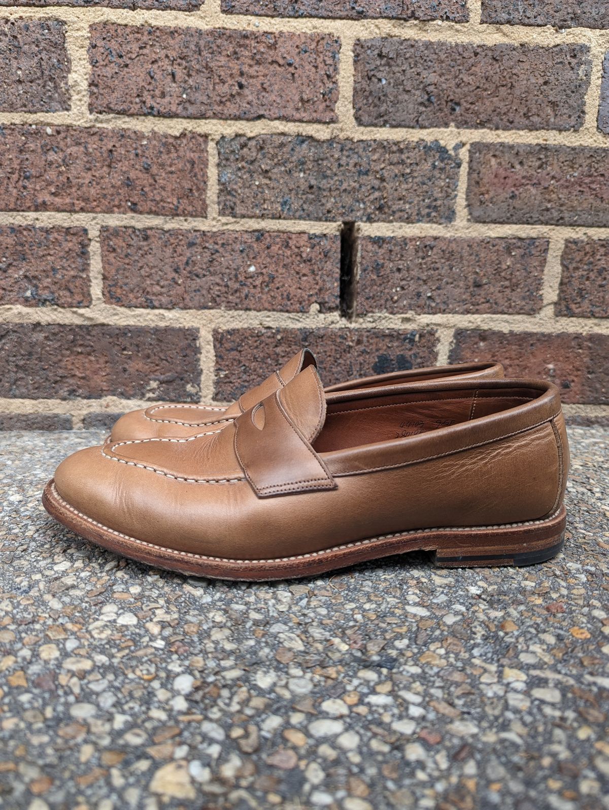 Photo by BoonyBooty on February 5, 2023 of the Grant Stone Traveler Penny in Horween Dune Chromexcel.