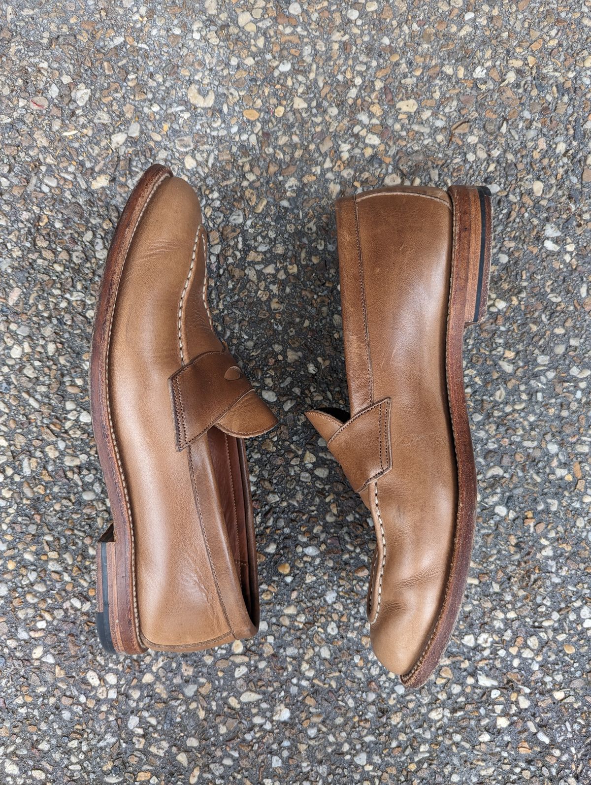 Photo by BoonyBooty on February 5, 2023 of the Grant Stone Traveler Penny in Horween Dune Chromexcel.