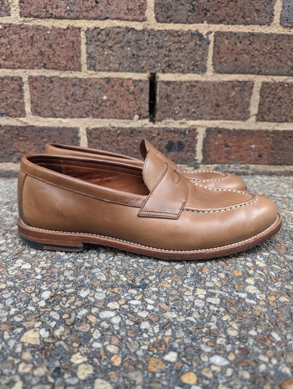 Photo by BoonyBooty on February 5, 2023 of the Grant Stone Traveler Penny in Horween Dune Chromexcel.