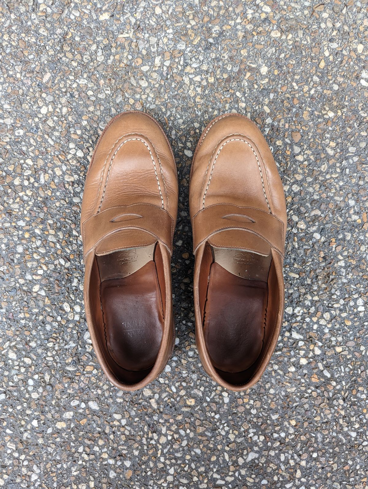Photo by BoonyBooty on February 5, 2023 of the Grant Stone Traveler Penny in Horween Dune Chromexcel.