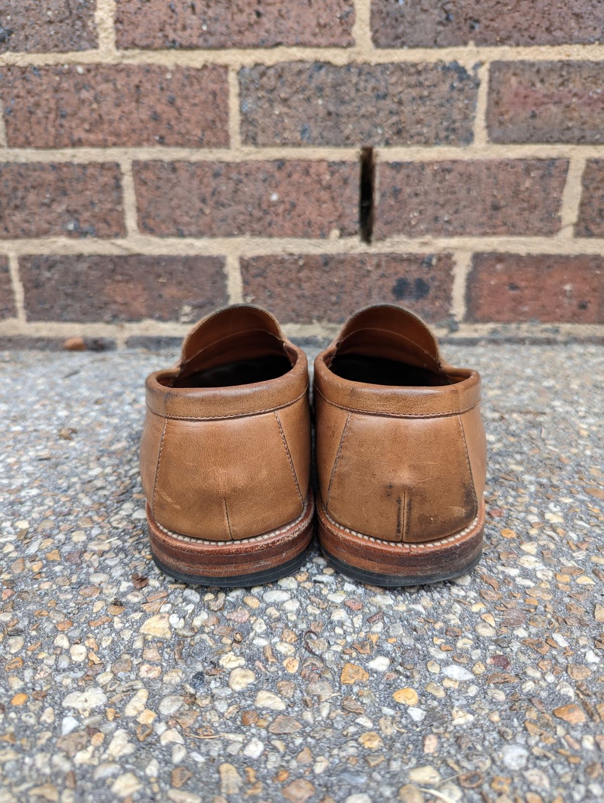 Photo by BoonyBooty on March 4, 2023 of the Grant Stone Traveler Penny in Horween Dune Chromexcel.