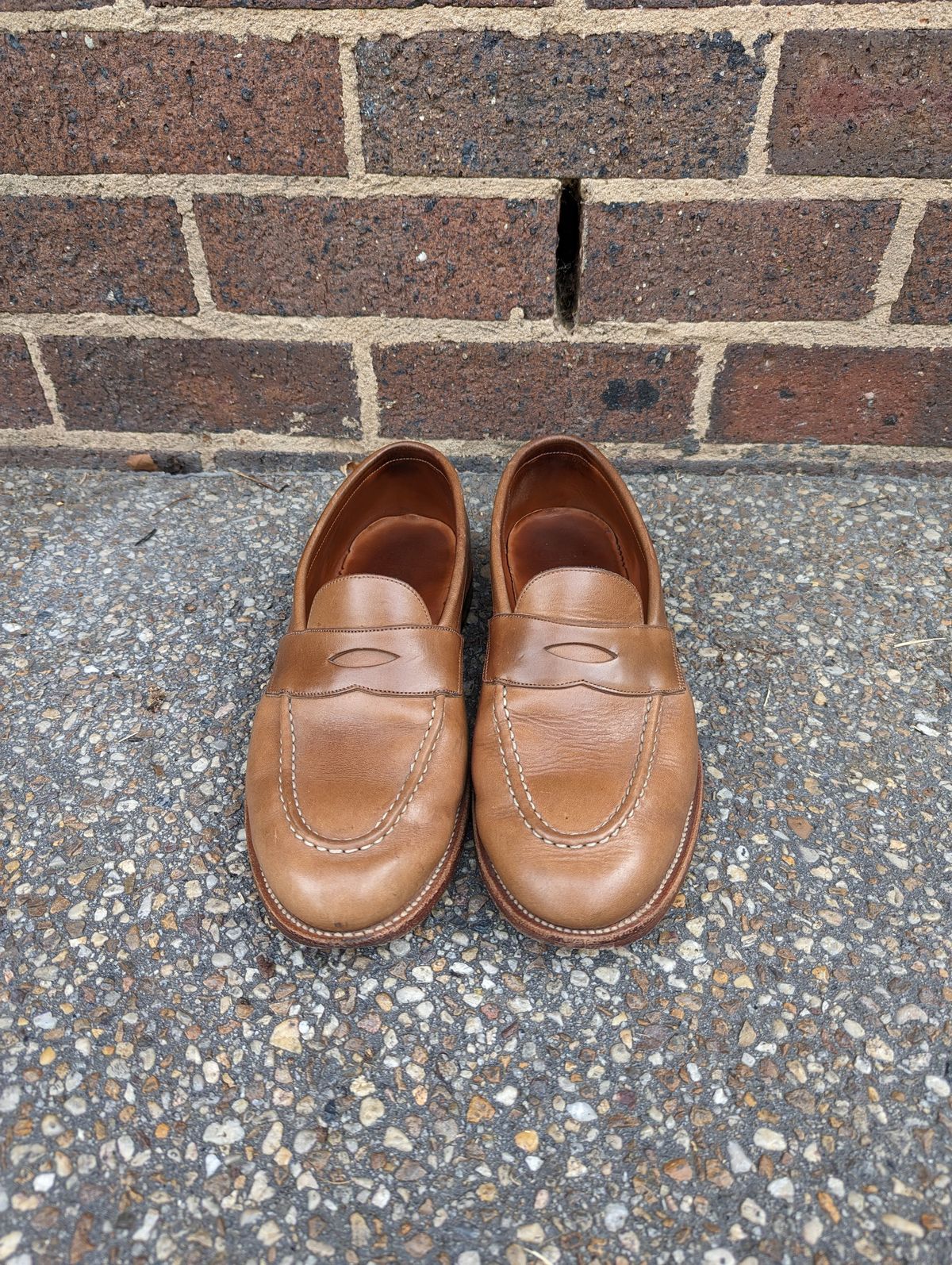 Photo by BoonyBooty on March 4, 2023 of the Grant Stone Traveler Penny in Horween Dune Chromexcel.