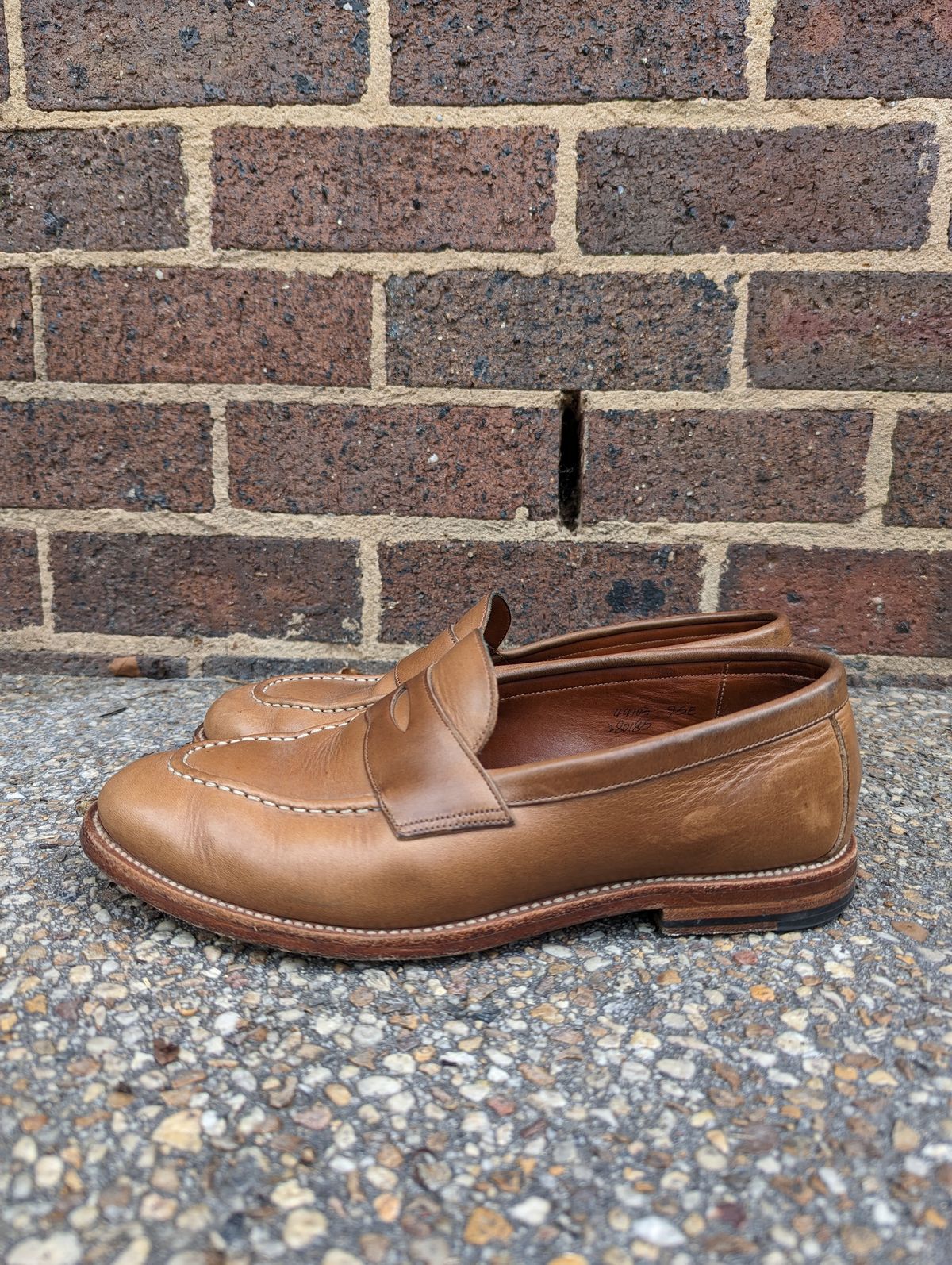Photo by BoonyBooty on March 4, 2023 of the Grant Stone Traveler Penny in Horween Dune Chromexcel.