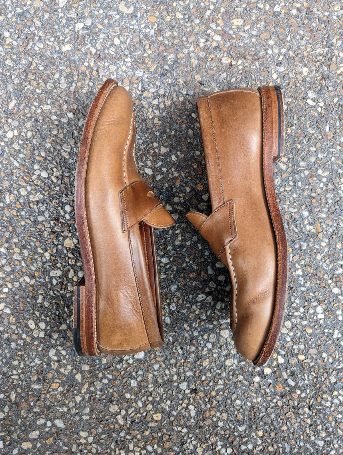 Photo by BoonyBooty on March 4, 2023 of the Grant Stone Traveler Penny in Horween Dune Chromexcel.