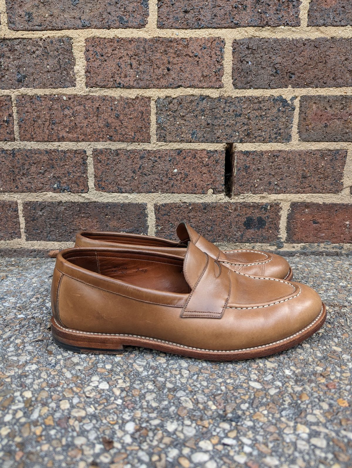 Photo by BoonyBooty on March 4, 2023 of the Grant Stone Traveler Penny in Horween Dune Chromexcel.