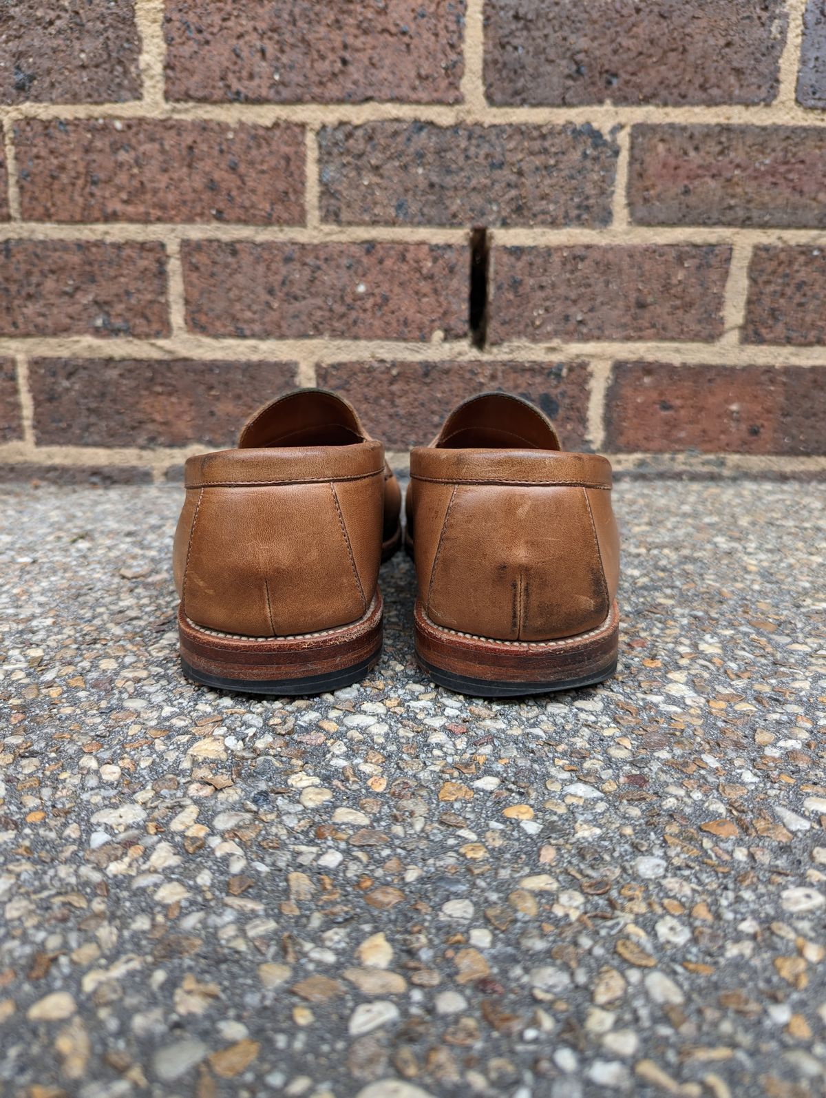 Photo by BoonyBooty on April 5, 2023 of the Grant Stone Traveler Penny in Horween Dune Chromexcel.