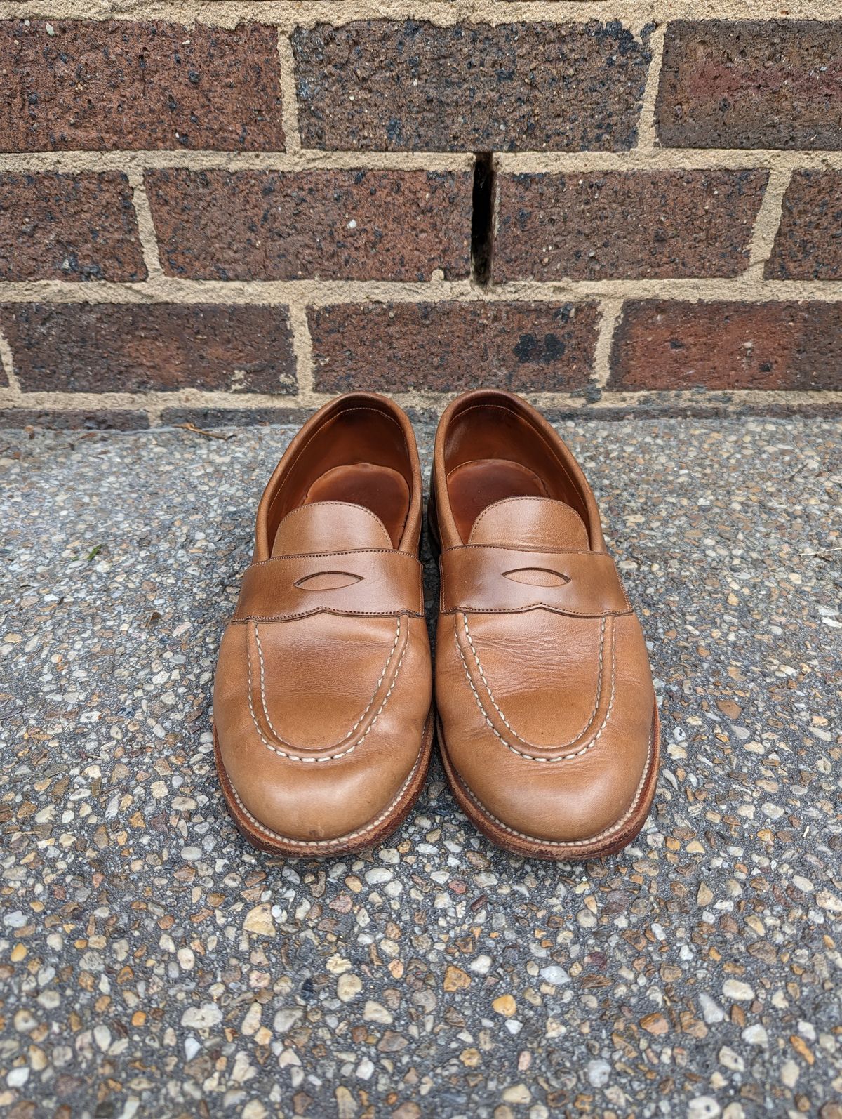 Photo by BoonyBooty on April 5, 2023 of the Grant Stone Traveler Penny in Horween Dune Chromexcel.