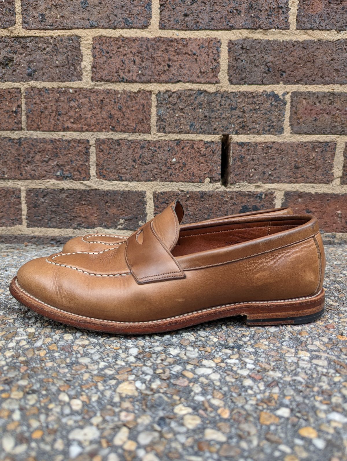 Photo by BoonyBooty on April 5, 2023 of the Grant Stone Traveler Penny in Horween Dune Chromexcel.